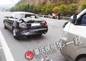 黑车9座挤21人出处车祸：追尾撞坏奥迪