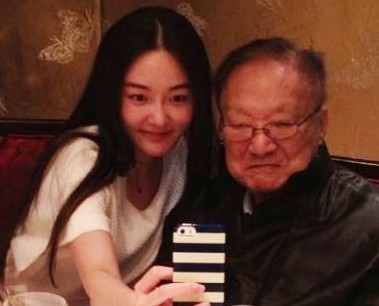 90岁金庸与美女合影图
