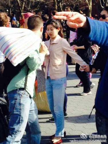 奶茶妹跟京东老板刘强东 奶茶妹妹被曝与刘强东热恋（街头相拥）