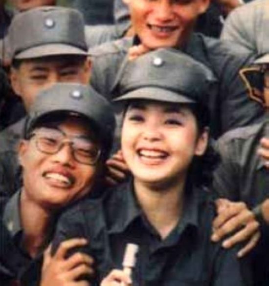 邓丽君和军人亲密照