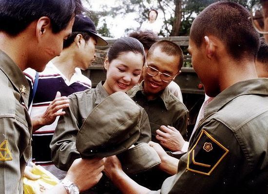 邓丽君和军人亲密照 邓丽君罕见与官兵合影照片 