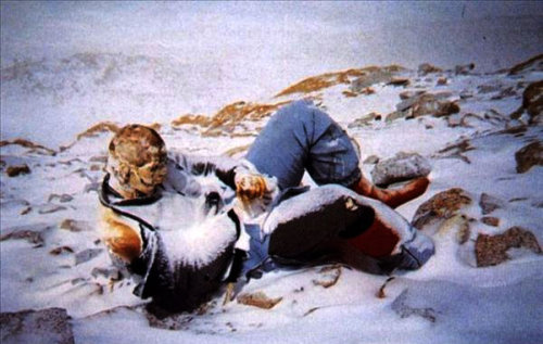 珠峰遇难者恐怖遗体_珠峰登山死亡遗体图片_ 