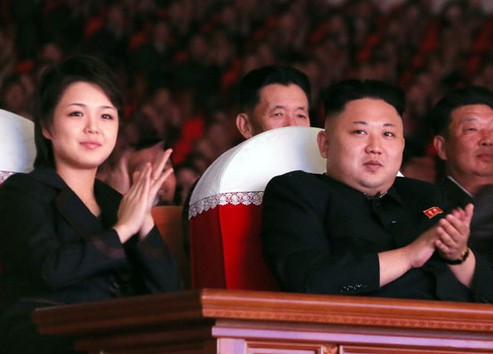 金正恩携李雪主观看演出：漂亮女歌手穿皮衣（图）