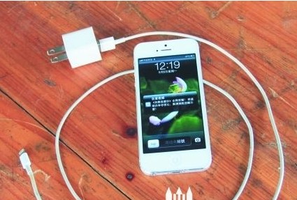 男子用iPhone边充电边打电话被电死 男用充电苹果手机打电话电死