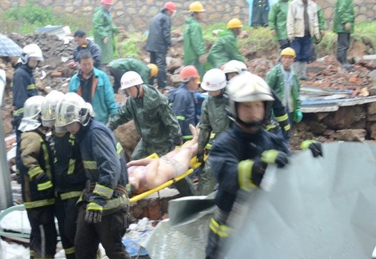 山东省再生能源公司黄岛生产加工点发生事故:21人被埋现场图视频