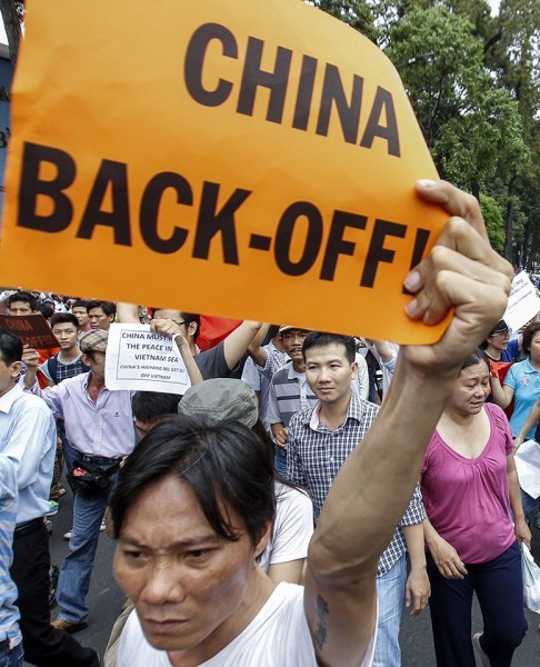 中国派船去越南接中国人回国,在越南中国人开始返回国内_视频