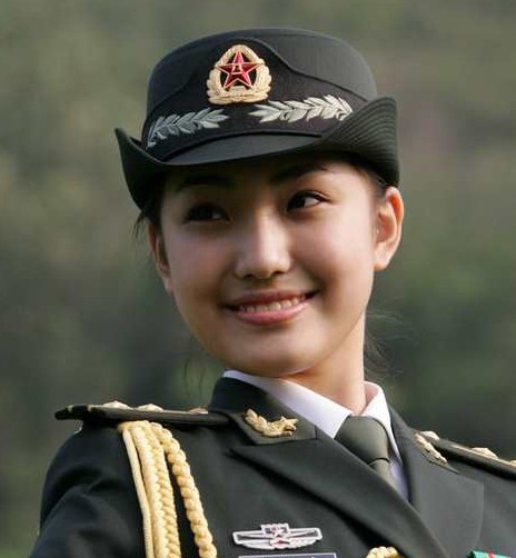 中国解放军最年轻漂亮的女军官 