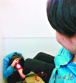 珠江女孩厕所遭围殴视频