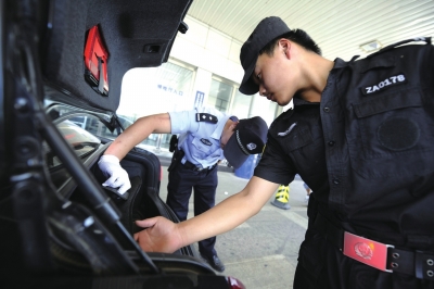 武汉街头特警巡逻