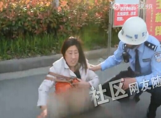 女子被骗陪睡当街撒泼（视频）