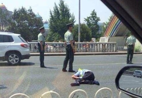 奥迪撞飞交警现场图 北京建国门桥西无牌奥迪撞飞交警浑身是血