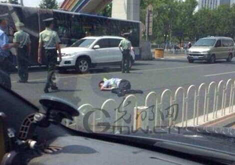 奥迪撞飞交警现场图 北京建国门桥西无牌奥迪撞飞交警浑身是血