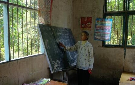 70岁老人乡村教书30年被指非法办学 四川乡村幼儿园老师彭容先照片图