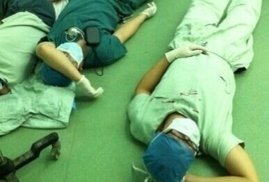 医生手术32小时累趴 福建医科大学附属协和医院医生手术累倒图