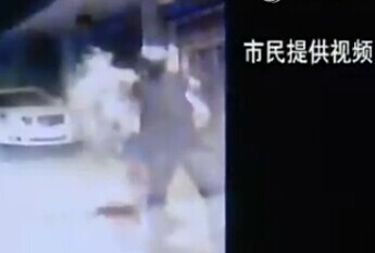 小三被汽油烧死视频 昆明小三被活活烧死现场视频(原配泼汽油)