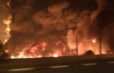 大连中石油输油管爆炸事件现场图 6月30日中石油管道爆裂现场图