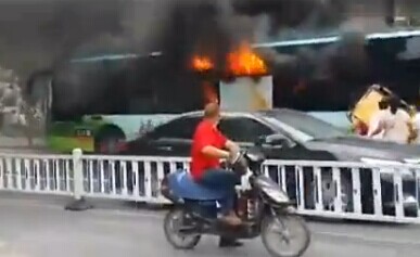 杭州公交车火灾事故现场视频 杭州庆春路东坡路口发生公交车自燃事件