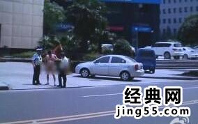 重庆裸奔男 重庆北部新区豪车男当街裸奔（图）