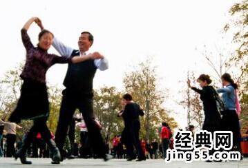 跳广场舞抢舞伴 老人拔刀刺伤男子（图）
