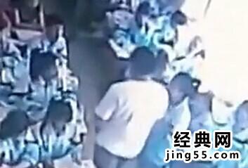 53岁老师教室内暴打两女生 全班围殴一女生真相