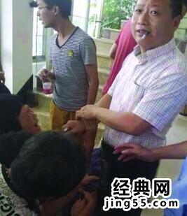 百姓向官员下跪图片 官员公款吃喝曝光下跪