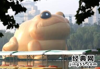 北京充气蛤蟆 北京玉渊潭公园充气金蟾照片图
