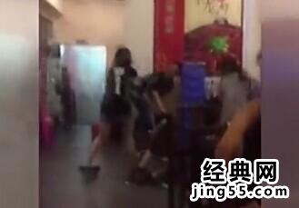 东莞一餐厅发生1男对5女（视频）