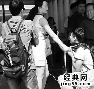 地铁色狼偷拍被抓 北京男子地铁偷拍女子裙底被抓现行求饶现场图