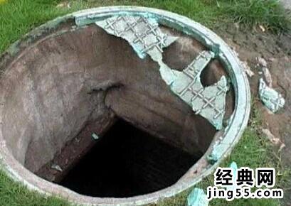 南京街头现“纸片”塑料井盖