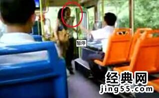 武警公交车飞腿踢乘客 公交车上军人脚踢乘客（图）