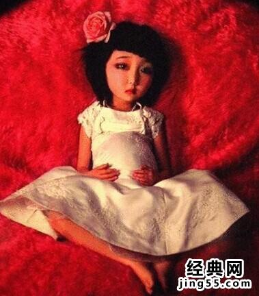 10岁女童惊悚诡异写真照图
