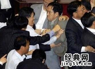 日本女议员打架掉内衣