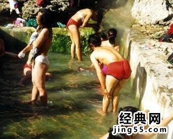女性游客景区沐浴图