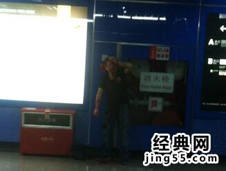 广州地铁砍人事件现场图 广州万胜围地铁站砍人事件嫌犯最新消息