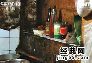 美团外卖黑作坊视频 黑作坊生产辣条的视频