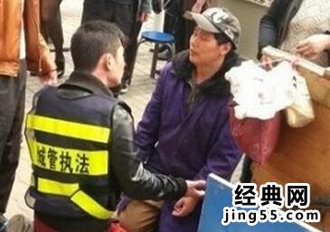 城管与小贩互跪尴尬了谁?